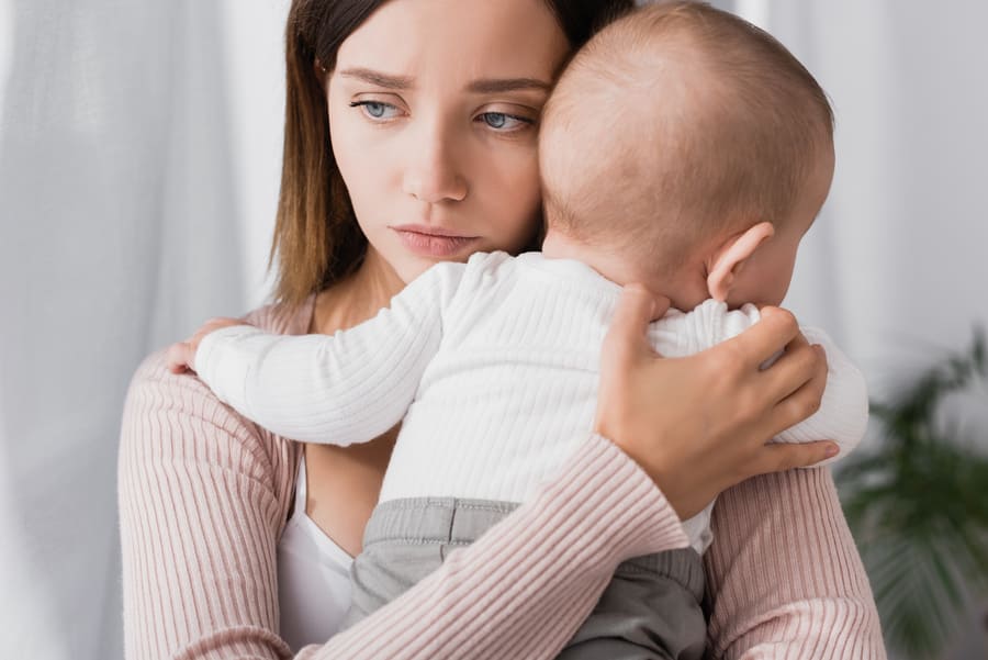 madre preoccupata per il figlio che mostra dei sintomi di alopecia nei bambini