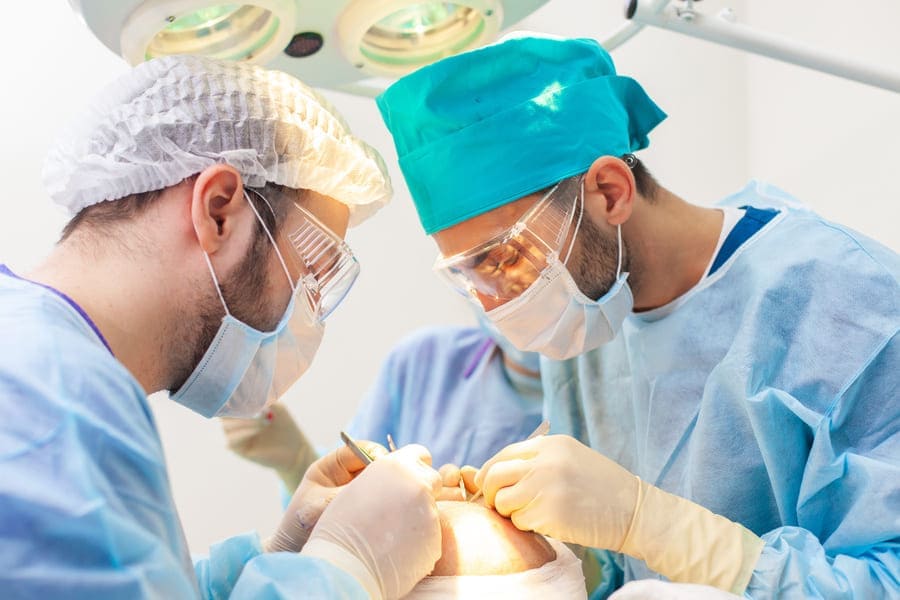 un team di medici mentre esegue un autotrapianto dei capelli