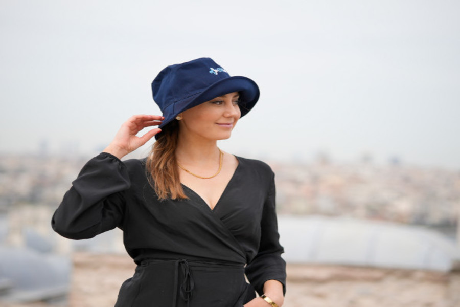una paziente soddisfatta del suo trapianto di capelli per donne