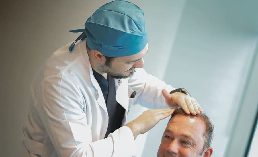 Il dr Balwi, capo di elithair, è un medico che cura i capelli di fama internazionale