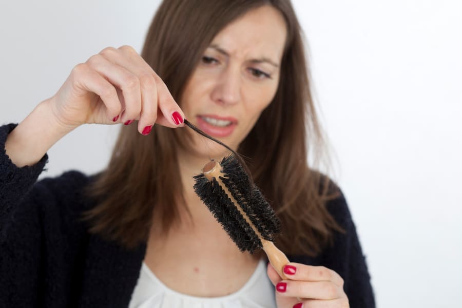 una donna ha perso i capelli a ciocche a causa dei farmaci