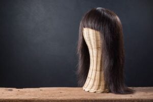 Una parrucca con capelli veri può essere una soluzione per mascherare la calvizie