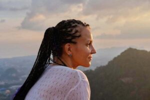 foto di una donna che soffre di alopecia da trazione