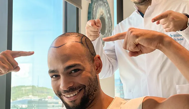 Giovane paziente dal Dr. Balwi nella clinica capillare Elithair