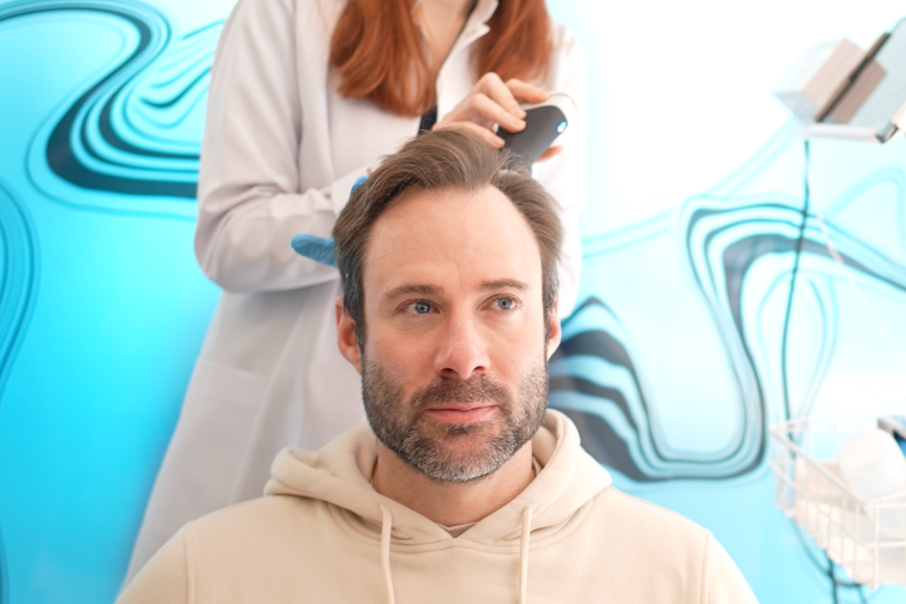 A man receiving a hair analysis at the Elithair clinic.