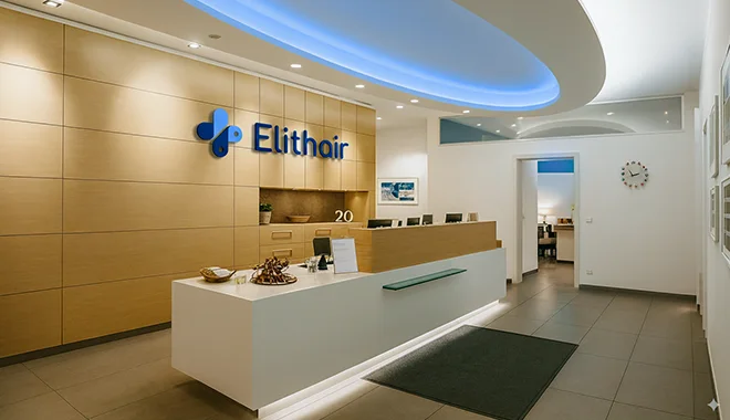 The Elithair Doctor-team standing in the lobby of the Elit Klinik