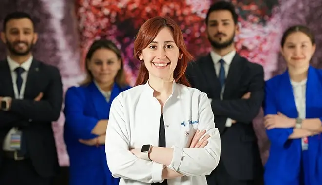 The Elithair Doctor-team standing in the lobby of the Elit Klinik