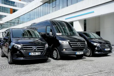Convoy de furgonetas Elithair frente a la Elit Klinik en Estambul